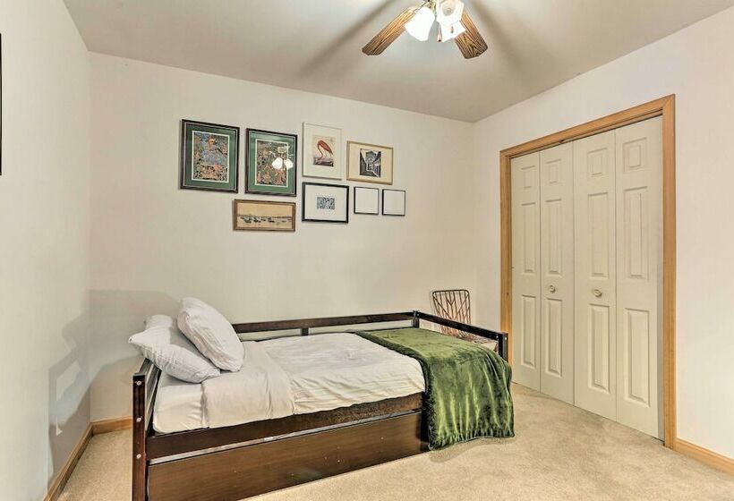 Bright Roscoe Escape W/ Deck, Mountain Views!