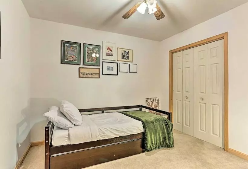 Bright Roscoe Escape W/ Deck, Mountain Views!