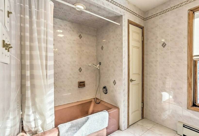 Bright Roscoe Escape W/ Deck, Mountain Views!