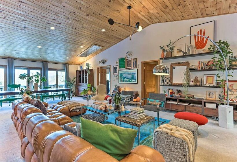 Bright Roscoe Escape W/ Deck, Mountain Views!