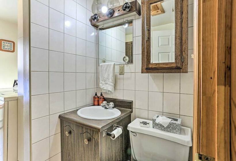 Bright Roscoe Escape W/ Deck, Mountain Views!