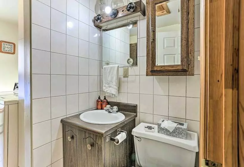 Bright Roscoe Escape W/ Deck, Mountain Views!