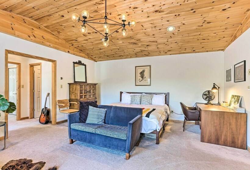 Bright Roscoe Escape W/ Deck, Mountain Views!