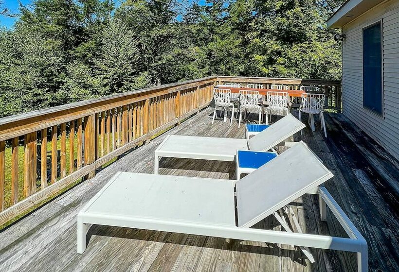 Bright Roscoe Escape W/ Deck, Mountain Views!
