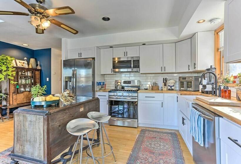 Bright Roscoe Escape W/ Deck, Mountain Views!