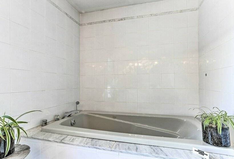 Bright Roscoe Escape W/ Deck, Mountain Views!