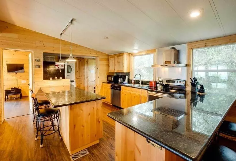 Brookings Home W/ Deck, 1/2 Mi To Harris Beach!