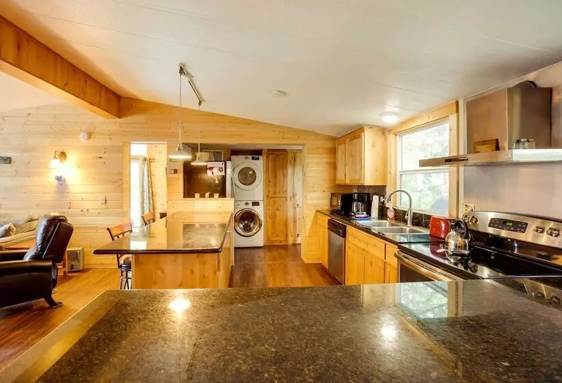 Brookings Home W/ Deck, 1/2 Mi To Harris Beach!