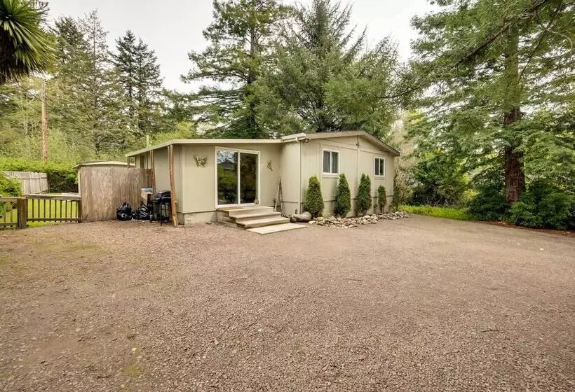 Brookings Home W/ Deck, 1/2 Mi To Harris Beach!