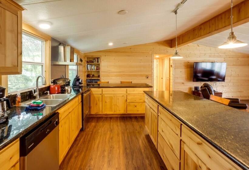 Brookings Home W/ Deck, 1/2 Mi To Harris Beach!