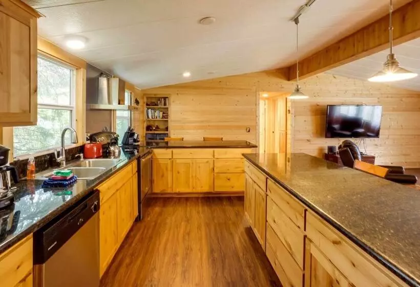 Brookings Home W/ Deck, 1/2 Mi To Harris Beach!