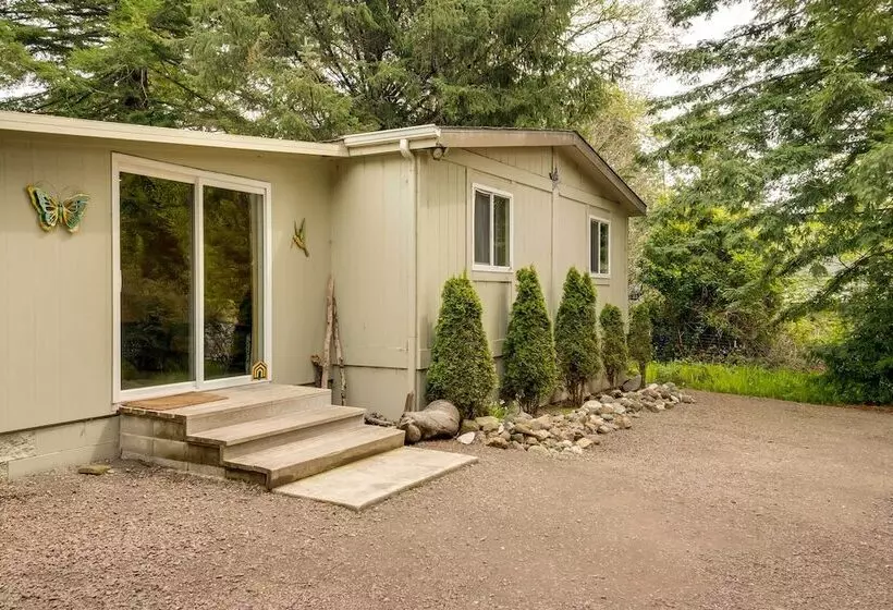 Brookings Home W/ Deck, 1/2 Mi To Harris Beach!