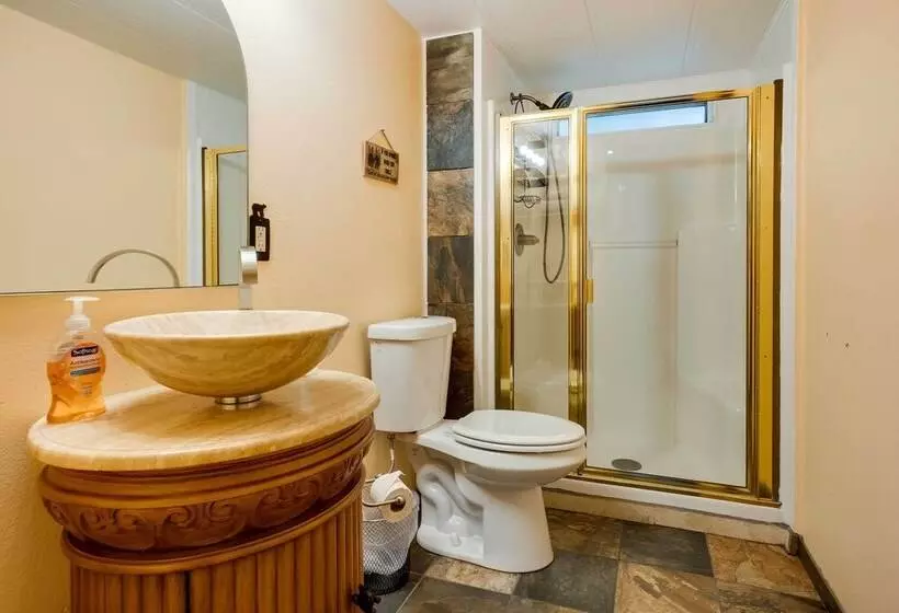 Brookings Home W/ Deck, 1/2 Mi To Harris Beach!