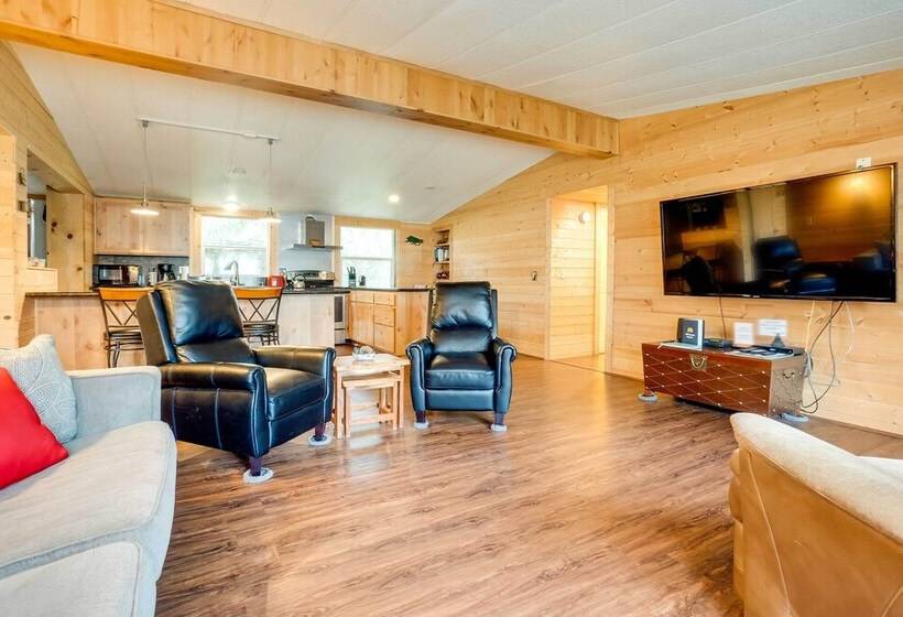 Brookings Home W/ Deck, 1/2 Mi To Harris Beach!