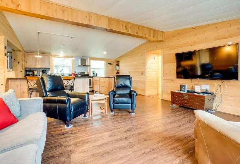 Brookings Home W/ Deck, 1/2 Mi To Harris Beach!