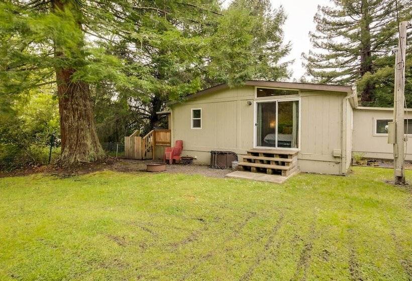 Brookings Home W/ Deck, 1/2 Mi To Harris Beach!