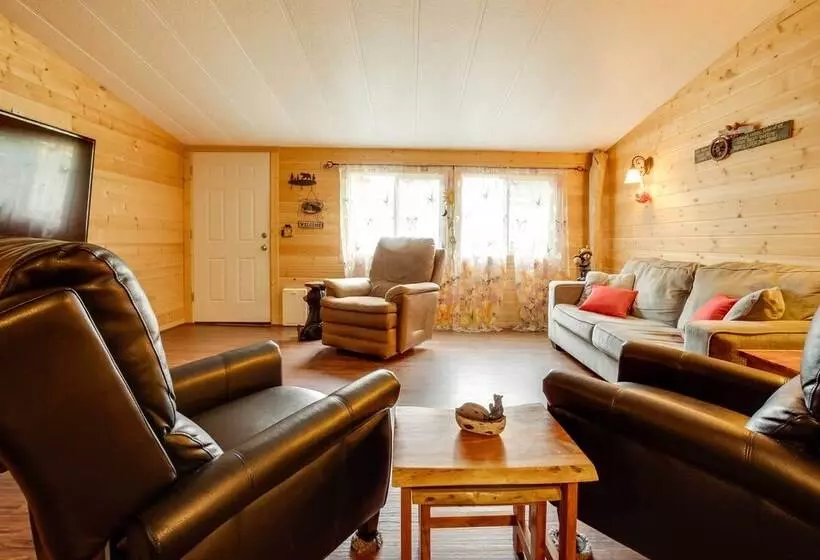 Brookings Home W/ Deck, 1/2 Mi To Harris Beach!