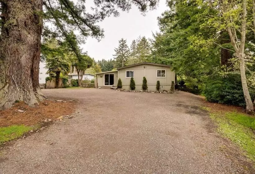 Brookings Home W/ Deck, 1/2 Mi To Harris Beach!