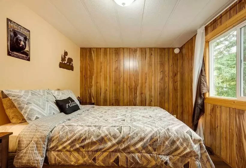 Brookings Home W/ Deck, 1/2 Mi To Harris Beach!