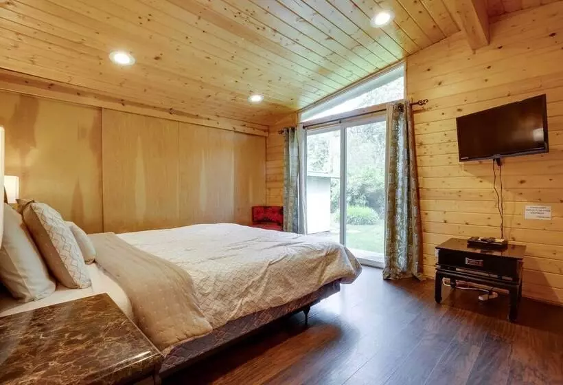 Brookings Home W/ Deck, 1/2 Mi To Harris Beach!