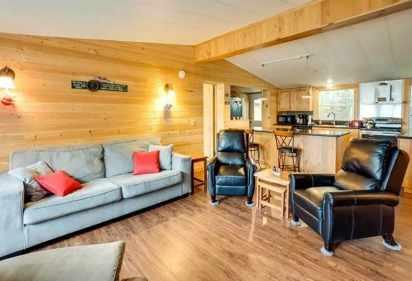 Brookings Home W/ Deck, 1/2 Mi To Harris Beach!