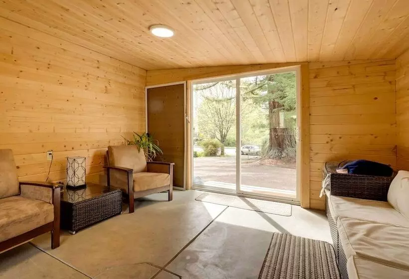 Brookings Home W/ Deck, 1/2 Mi To Harris Beach!