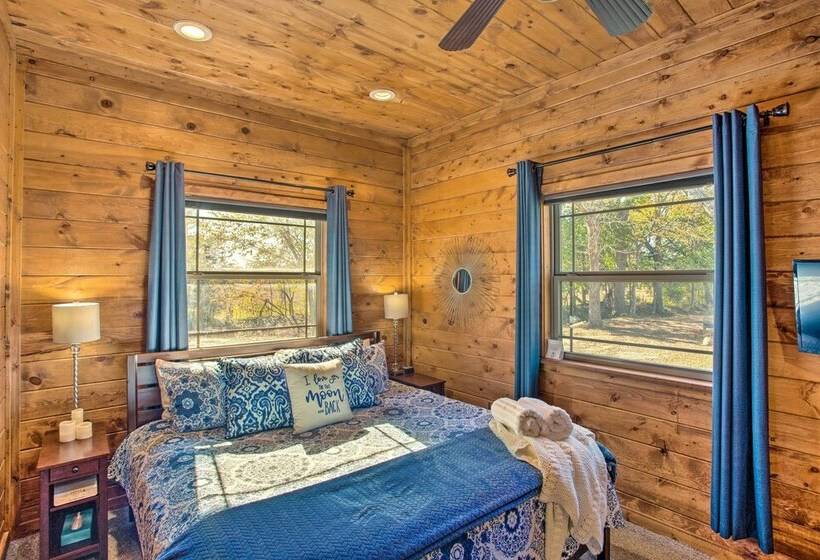 Caddo Log Cabin Retreat W/ Updated Interior!