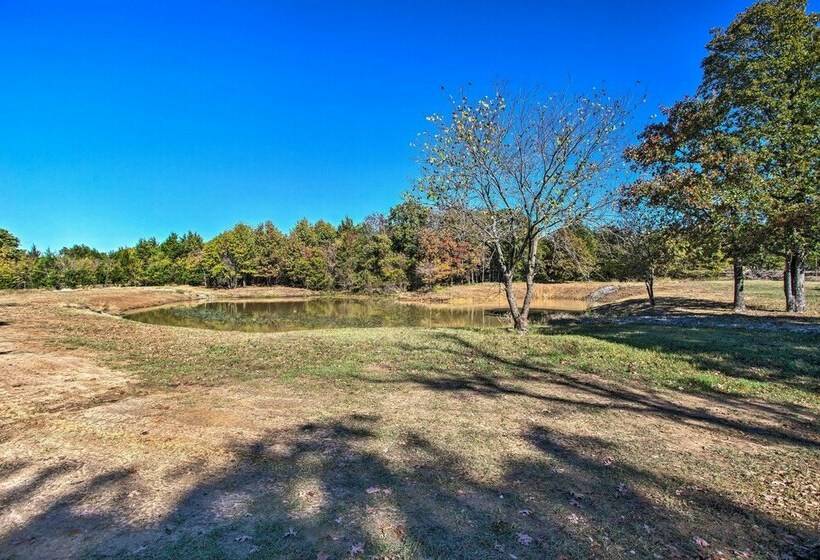 Caddo Log Cabin Retreat W/ Updated Interior!