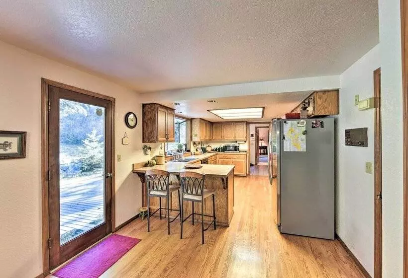 Camano Island Family House W/ Hot Tub & Deck!