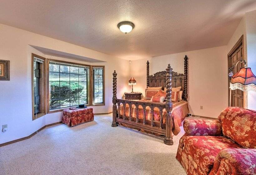 Camano Island Family House W/ Hot Tub & Deck!