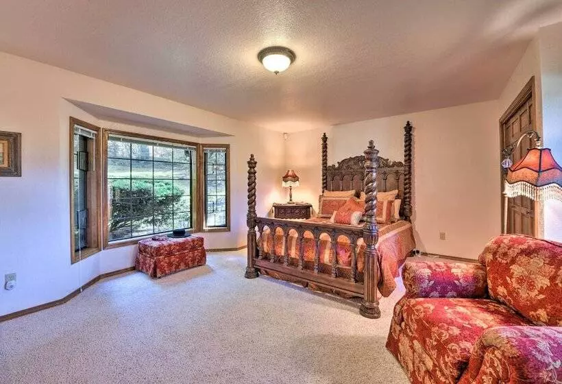 Camano Island Family House W/ Hot Tub & Deck!