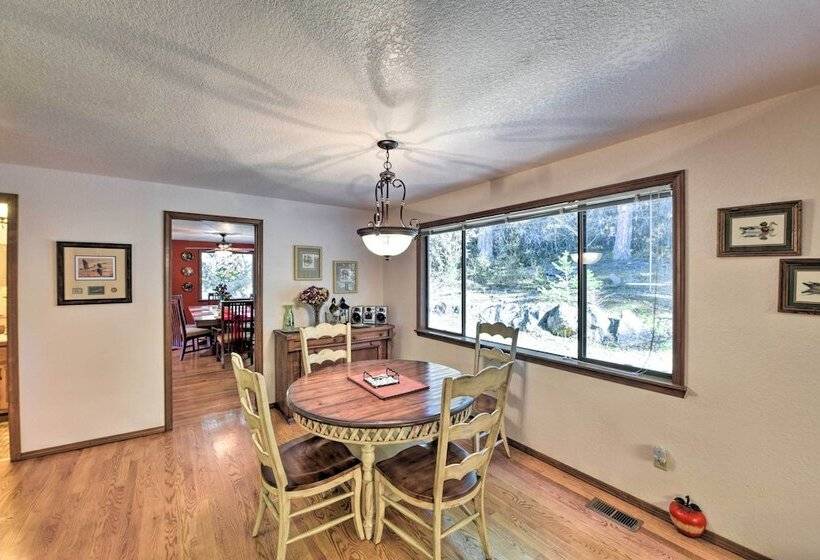 Camano Island Family House W/ Hot Tub & Deck!