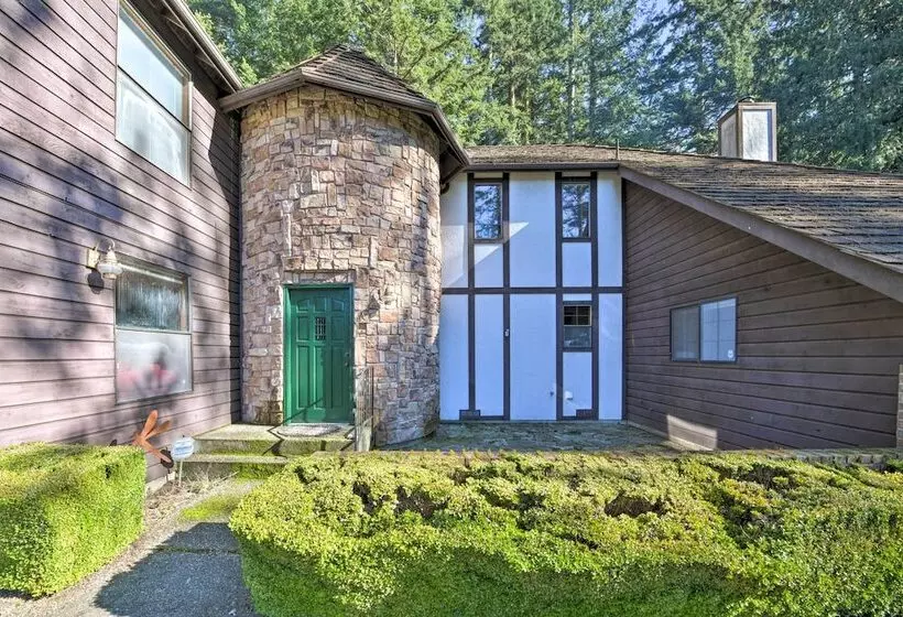 Camano Island Family House W/ Hot Tub & Deck!