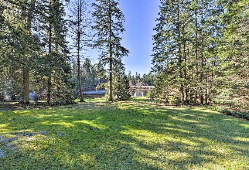 Camano Island Family House W/ Hot Tub & Deck!