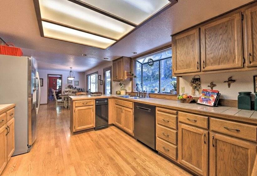 Camano Island Family House W/ Hot Tub & Deck!