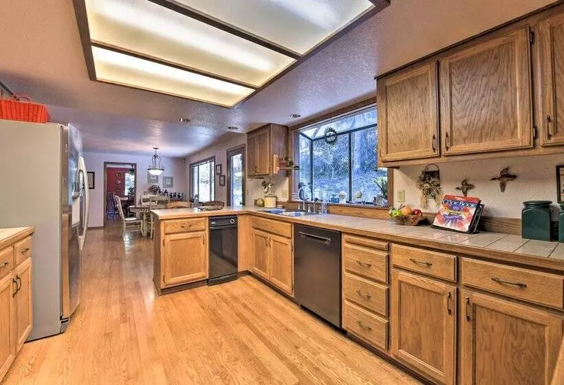 Camano Island Family House W/ Hot Tub & Deck!