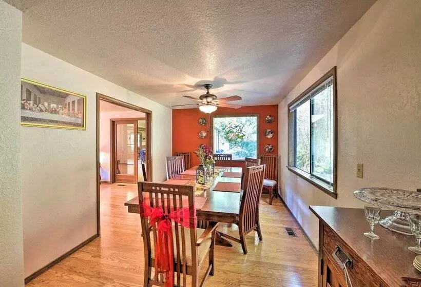 Camano Island Family House W/ Hot Tub & Deck!