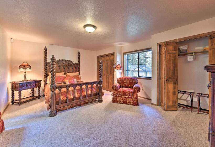 Camano Island Family House W/ Hot Tub & Deck!