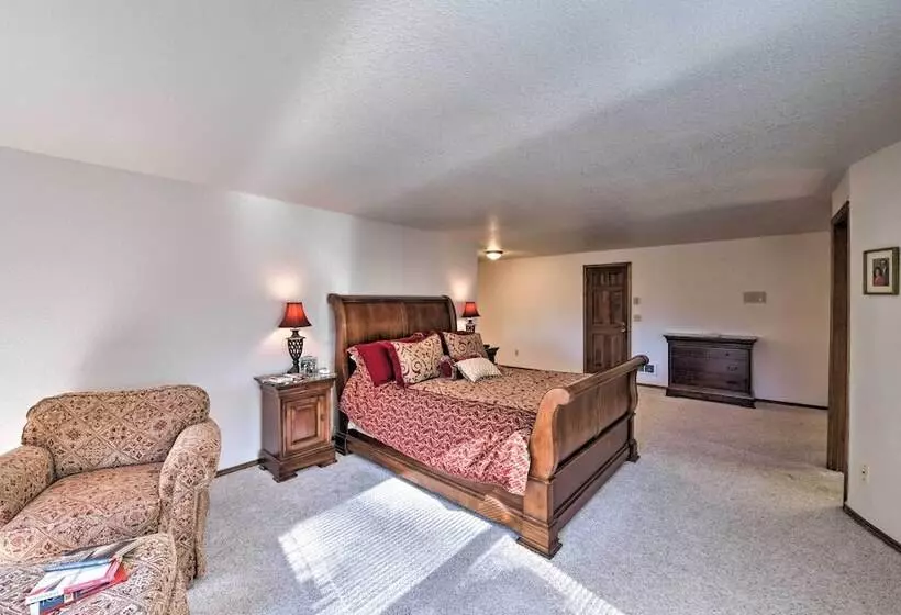 Camano Island Family House W/ Hot Tub & Deck!