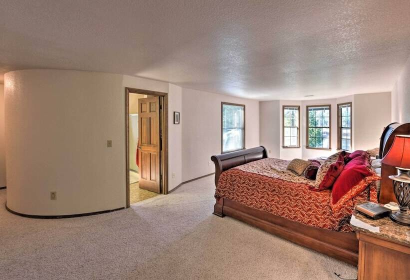 Camano Island Family House W/ Hot Tub & Deck!