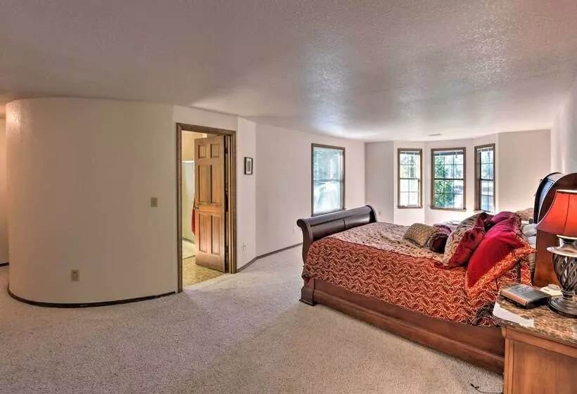 Camano Island Family House W/ Hot Tub & Deck!