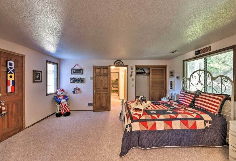 Camano Island Family House W/ Hot Tub & Deck!