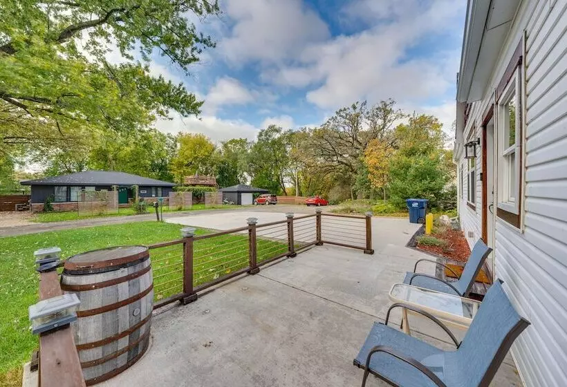Charming Retreat   Walk To Lake Koshkonong!