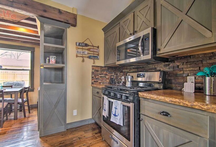 Charming Retreat   Walk To Lake Koshkonong!