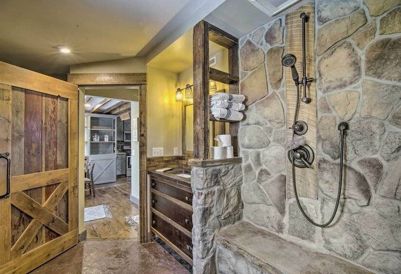 Charming Retreat   Walk To Lake Koshkonong!