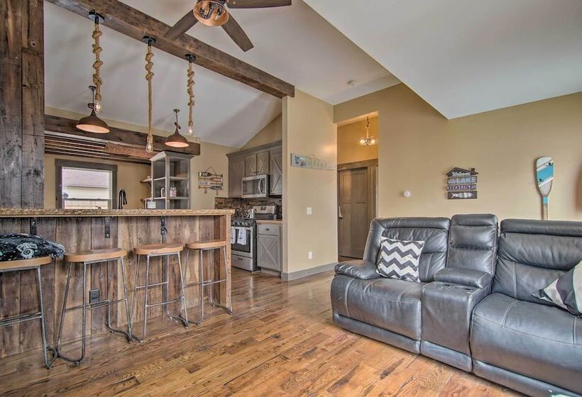 Charming Retreat   Walk To Lake Koshkonong!