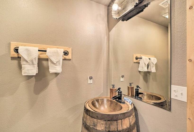 Claremore Country Home W/ Large Yard & Grill!