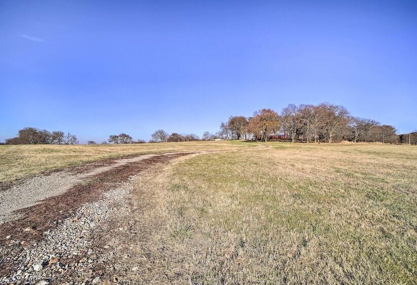 Claremore Country Home W/ Large Yard & Grill!