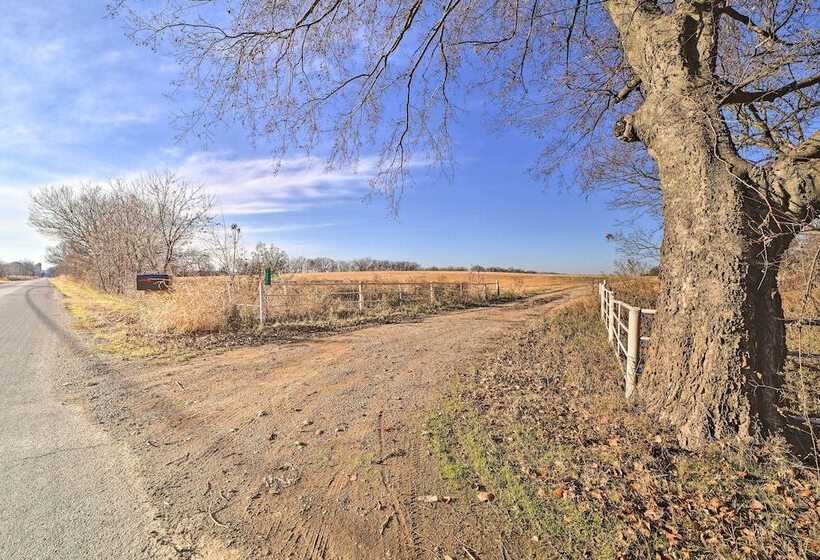 Claremore Country Home W/ Large Yard & Grill!