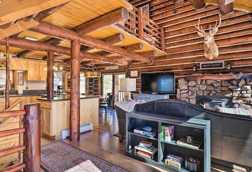 Classic Colorado Log Home W/ Mountain Views!